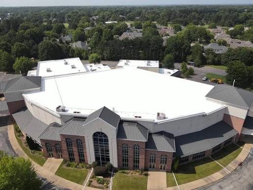 HOA building with a white roof serviced by commercial roofing St Louis